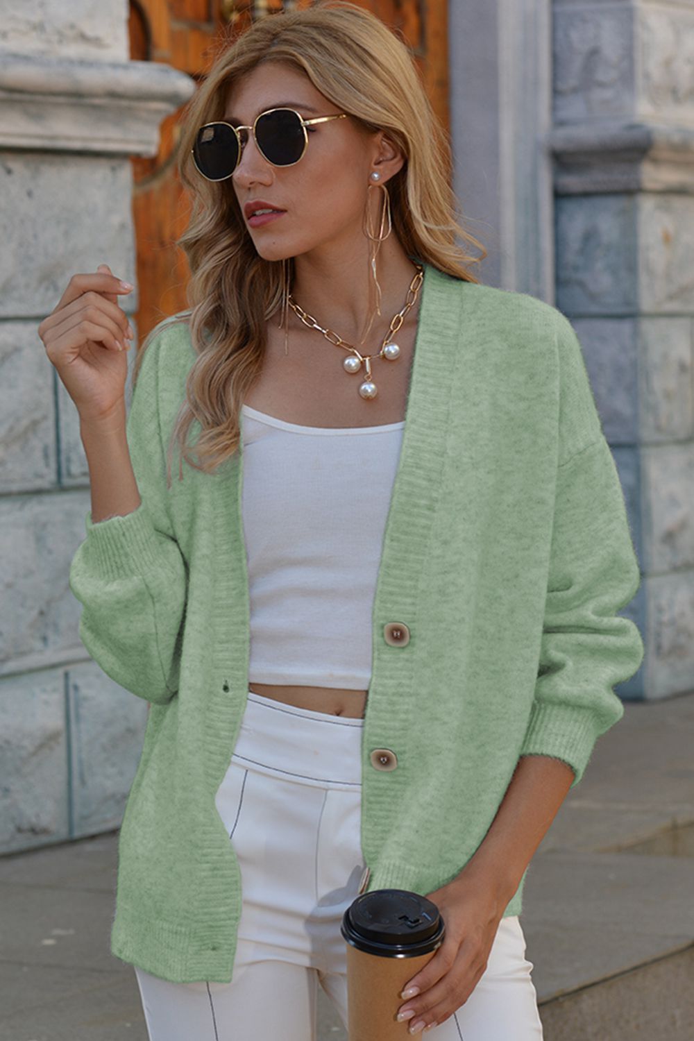 Strickjacke mit V-Ausschnitt, Button-Down und überschnittenen Schultern