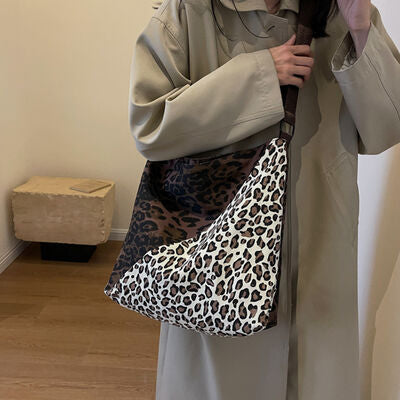 Bolso de hombro con correa ajustable en contraste de leopardo