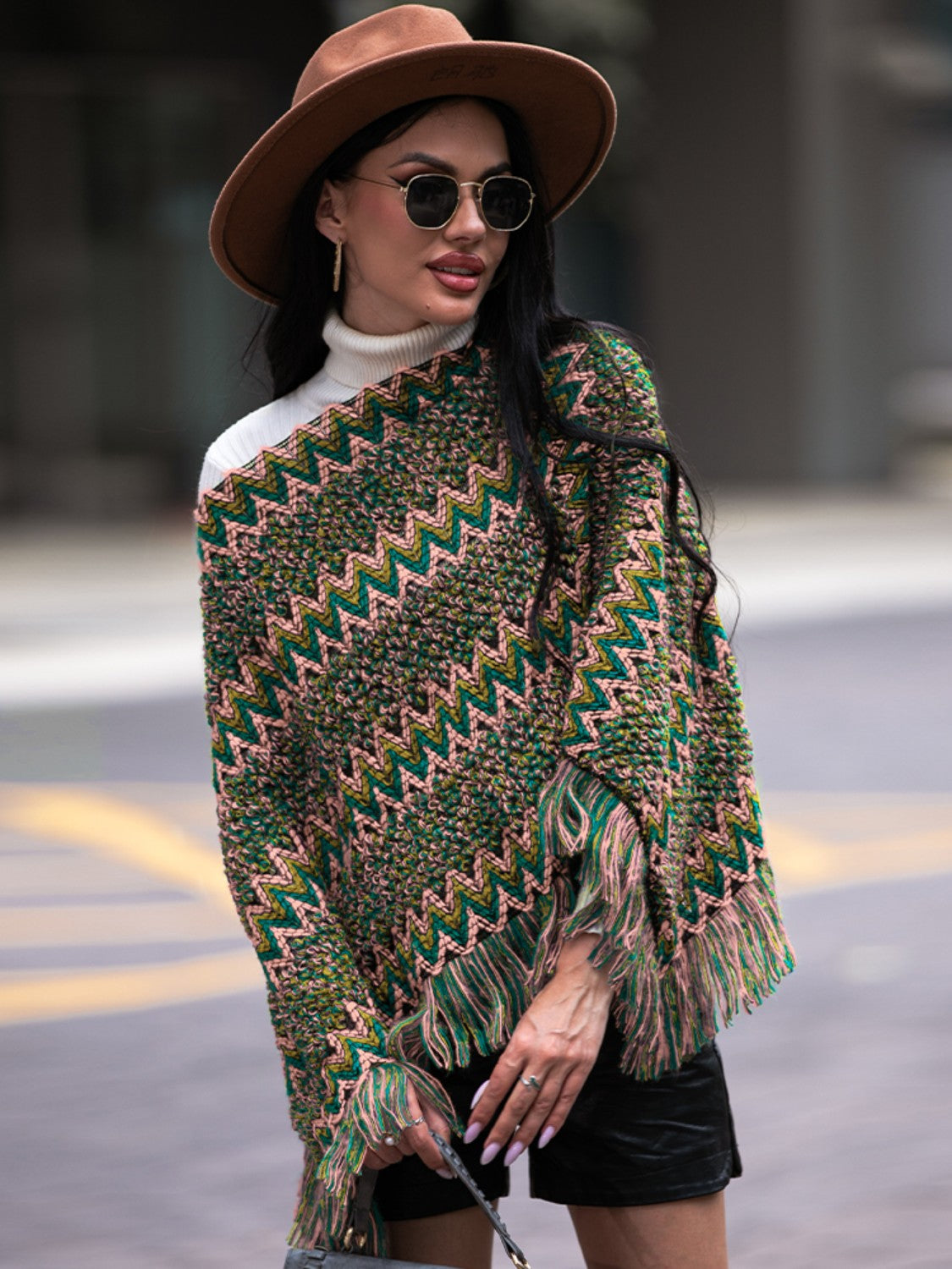 Poncho con cuello barco y dobladillo con flecos