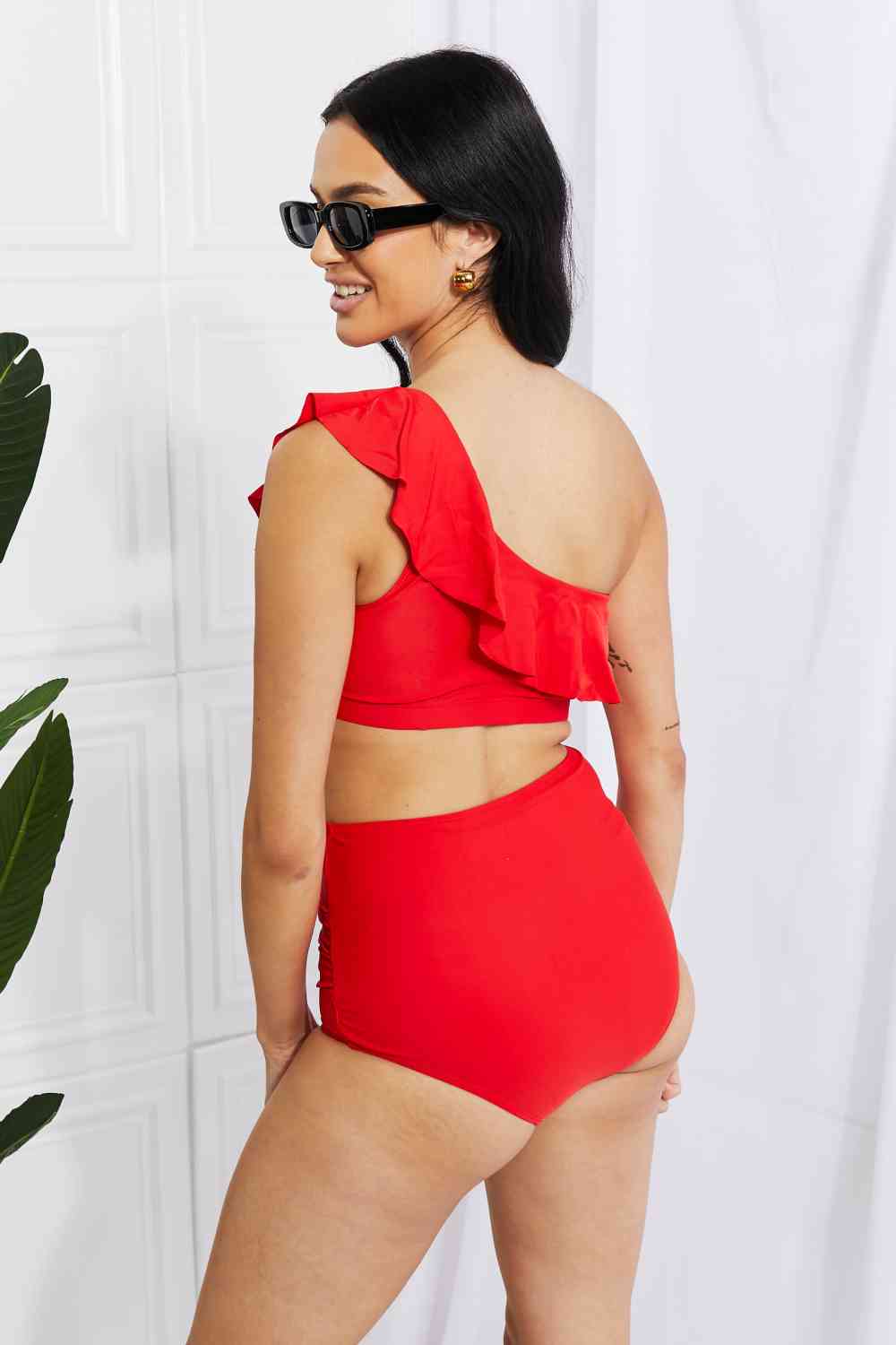 Marina West Swim – Seaside Romance – One-Shoulder-Bikini mit Rüschen in Rot