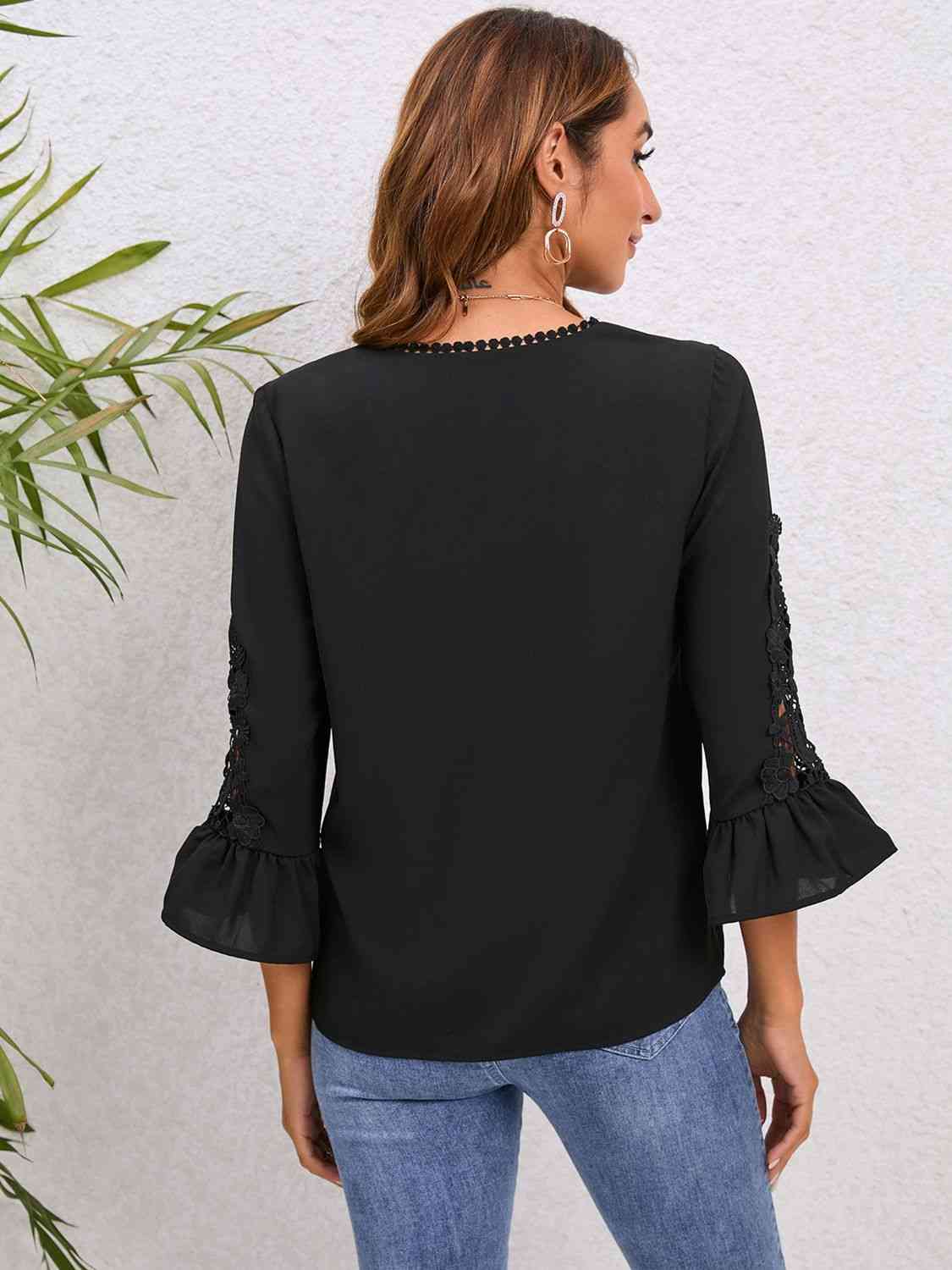 Bluse mit V-Ausschnitt, Spitzendetail und Volantärmeln