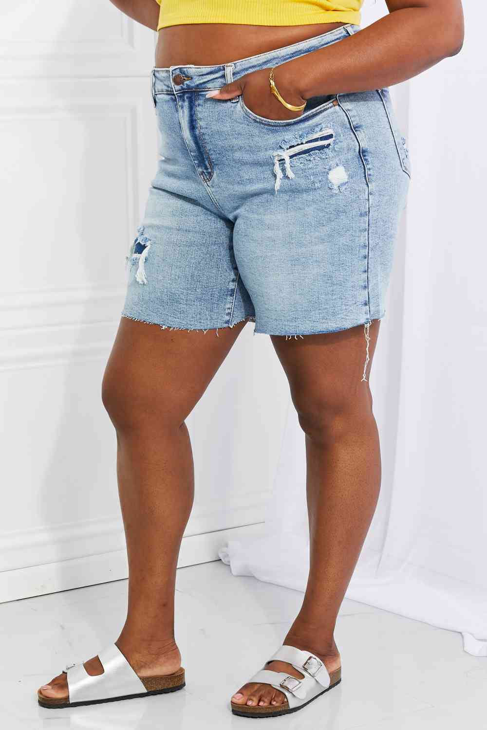 Judy Blue – Hallie – Mittellange Jeansshorts mit Patch