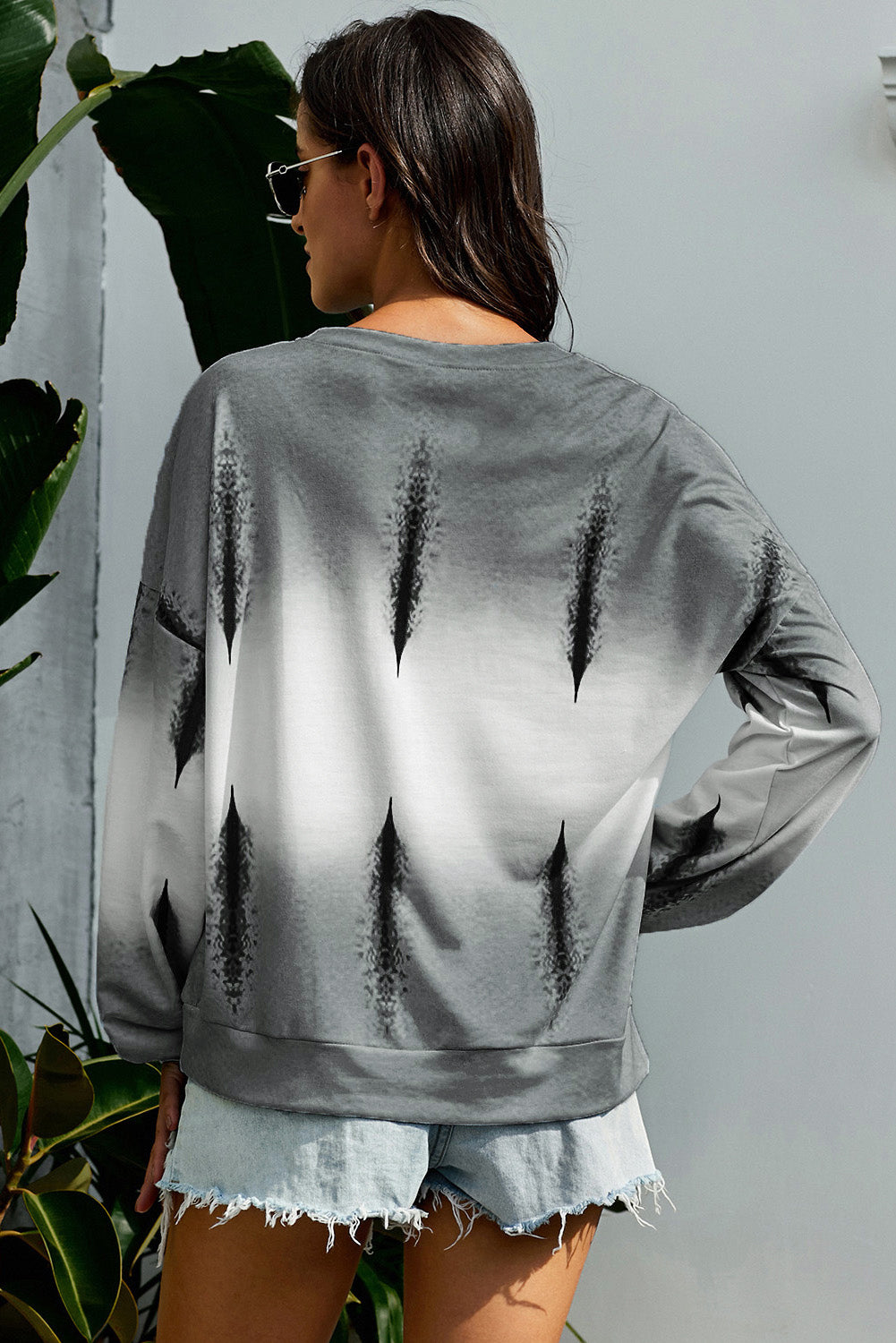 Sweatshirt mit Batikmuster, überschnittenen Schultern und Rundhalsausschnitt