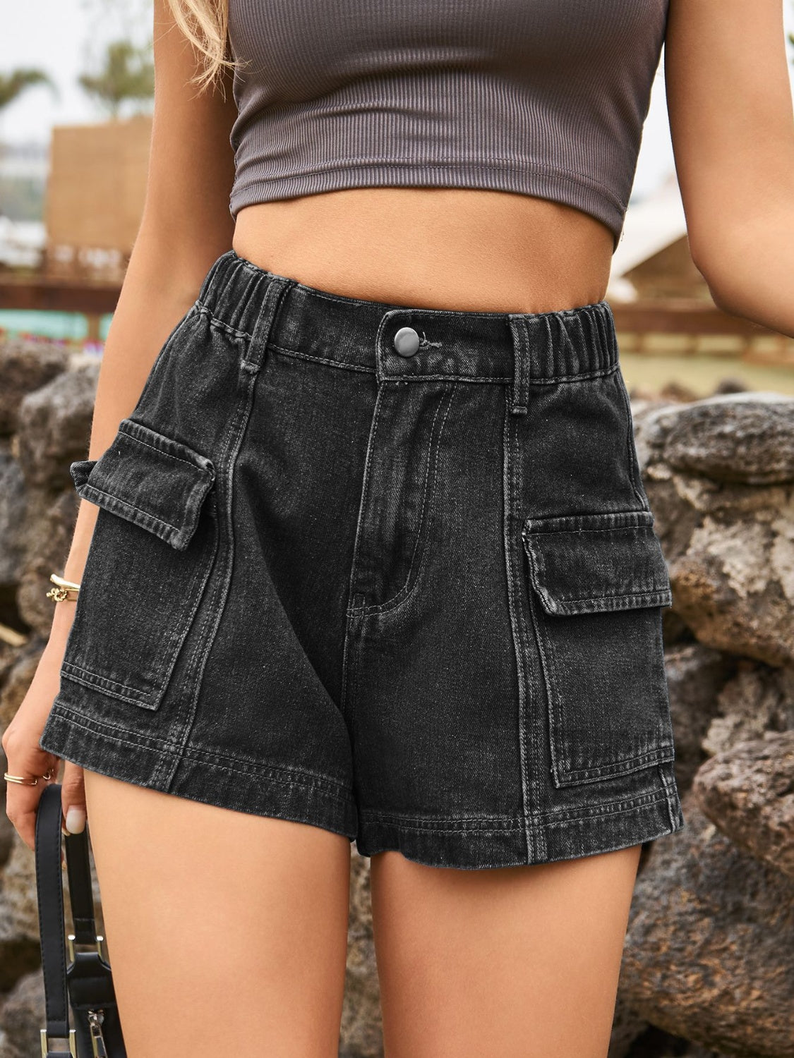 Jeansshorts mit hoher Taille und Taschen