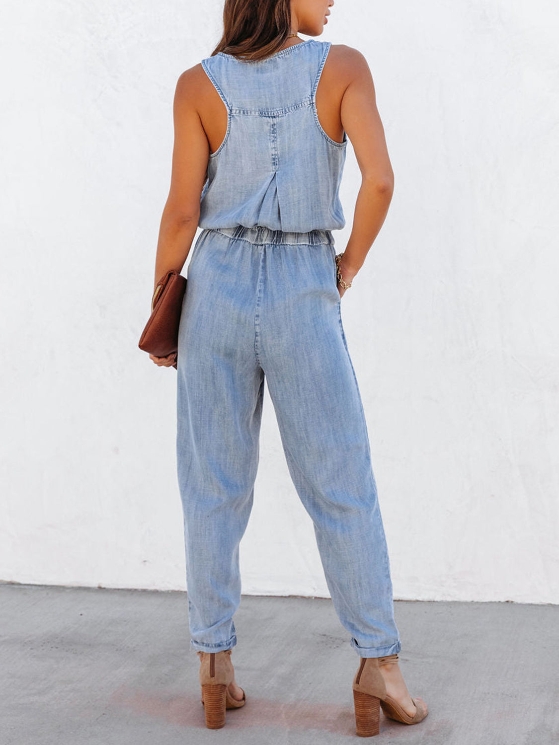 Ärmelloser Jumpsuit mit Kordelzug in der Taille