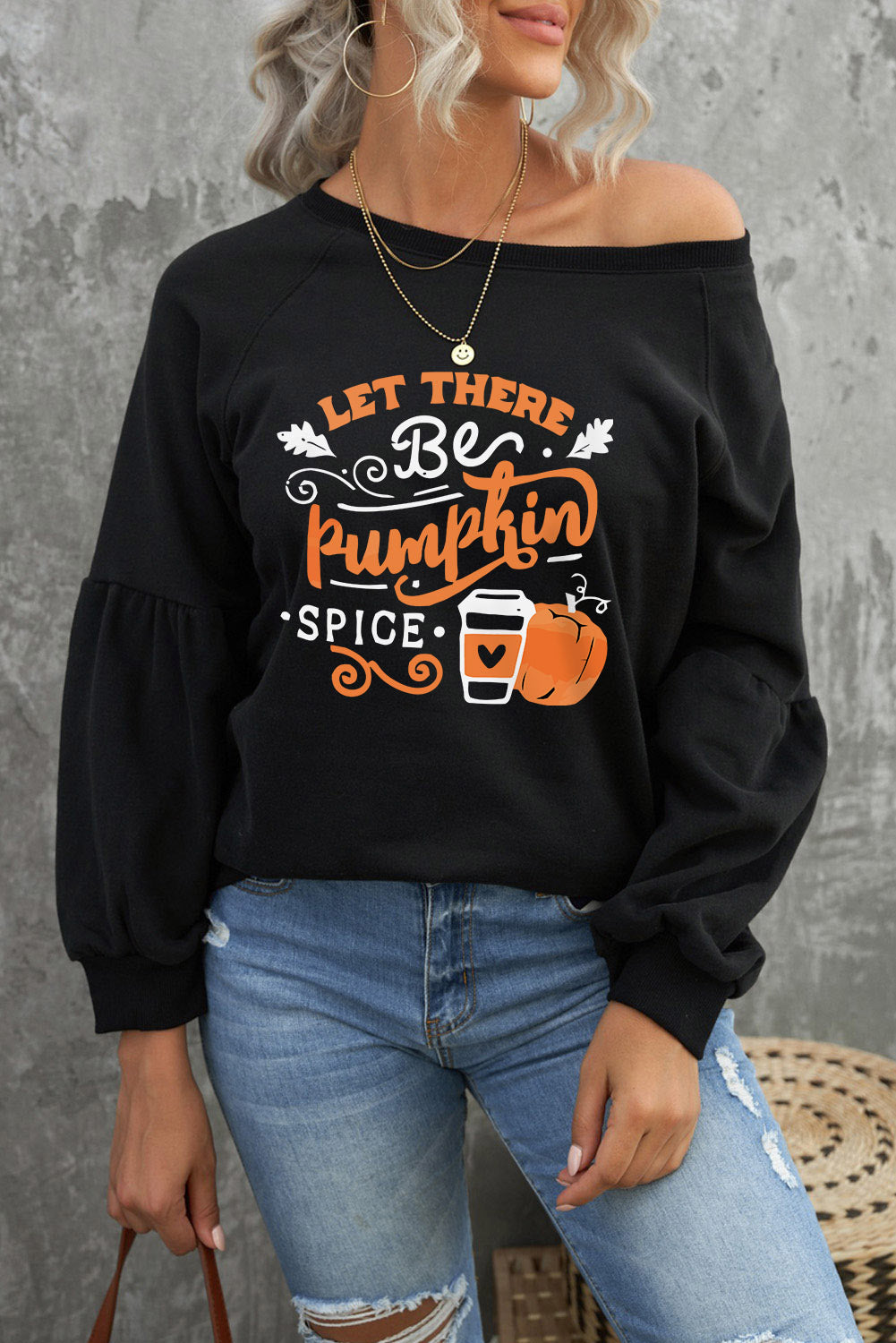 Sweatshirt mit Rundhalsausschnitt, langen Ärmeln und „LET THERE BE PUMPKIN SPICE“-Grafik