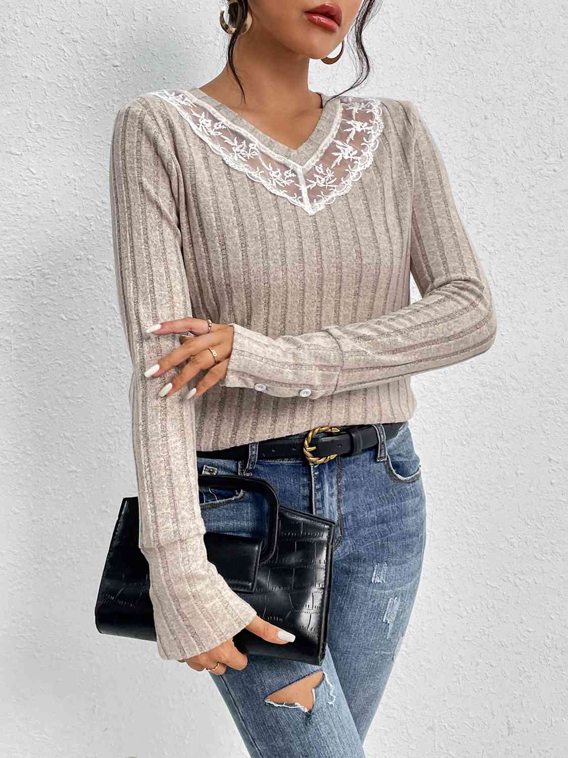 Top de manga larga con cuello en V y detalle de encaje