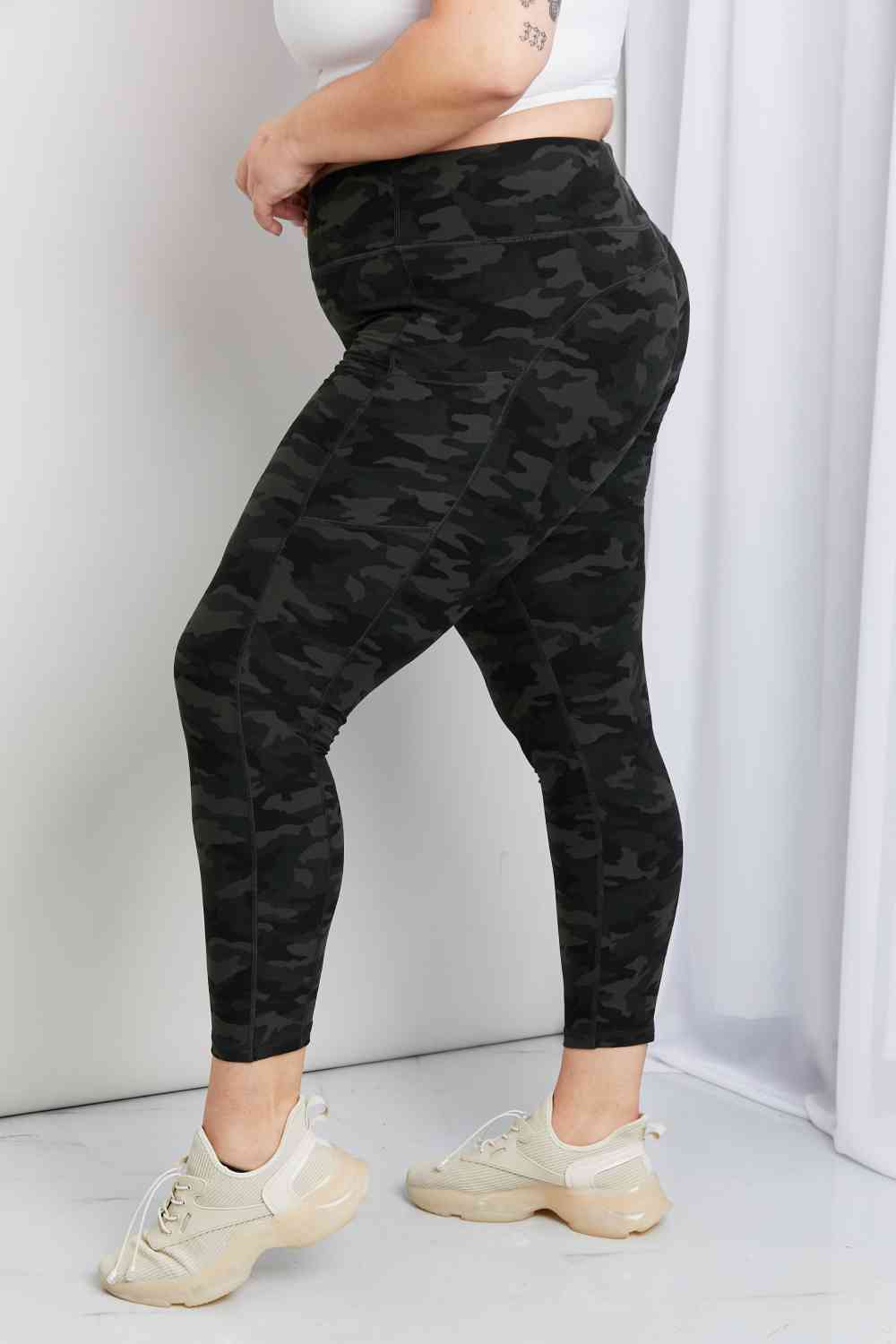 Leggings Depot - Leggings in voller Größe mit Camouflage-Muster und breitem Bund und Taschen