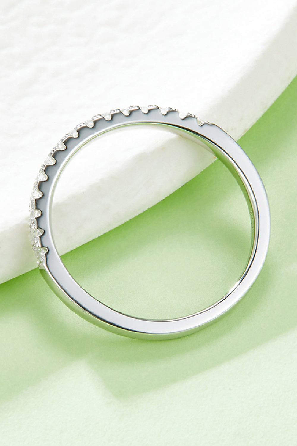 Platinierter Halb-Eternity-Ring mit Moissanit