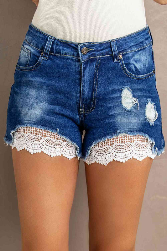 Distressed-Jeansshorts mit gespleißter Spitze