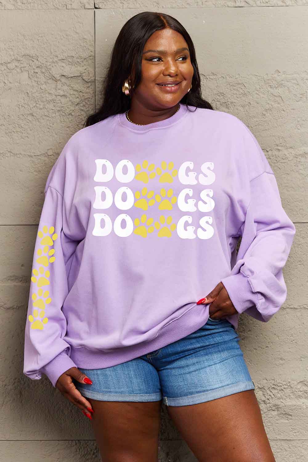 Simply Love – Simply Love – Sweatshirt mit Rundhalsausschnitt und überschnittenen Schultern und DOGS-Grafik in voller Größe