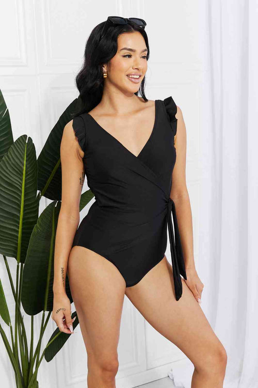 Marina West Swim – Float On – Einteiler mit Wickeloptik und Rüschen in Schwarz