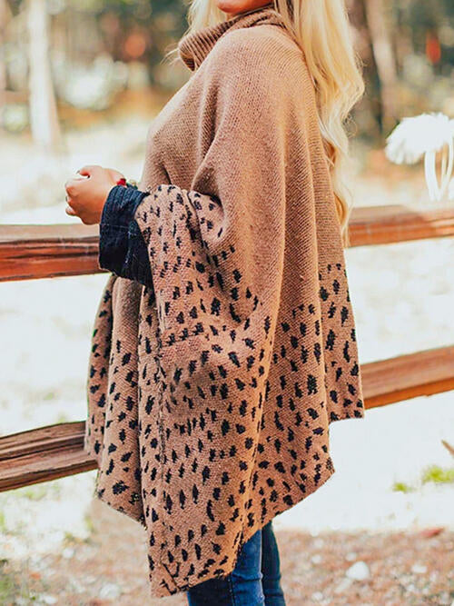 Rollkragenponcho mit Leopardenmuster