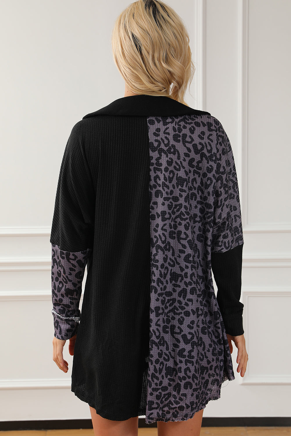 Bluse mit Leoparden-Kragen und halbhohem Knopf