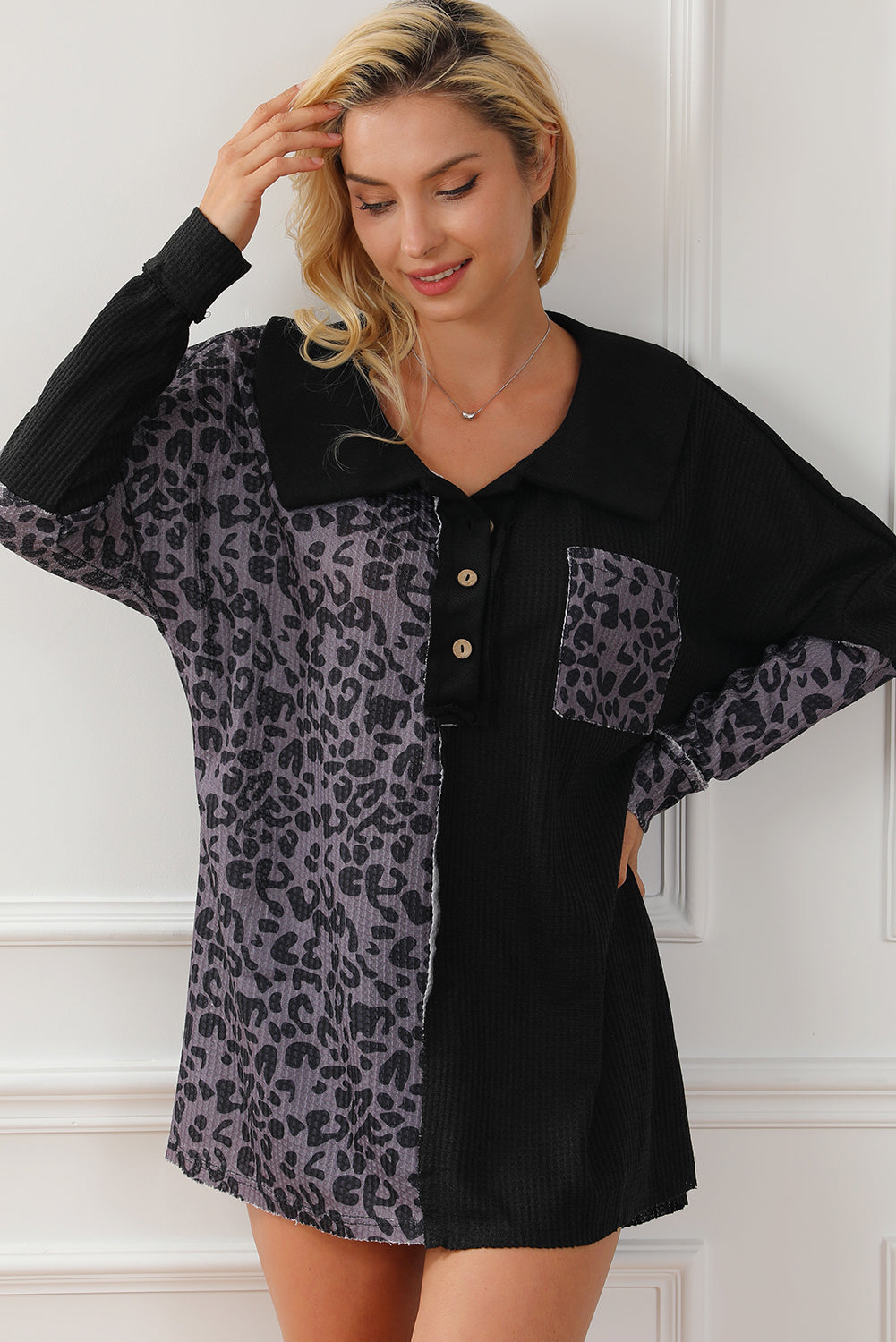 Bluse mit Leoparden-Kragen und halbhohem Knopf