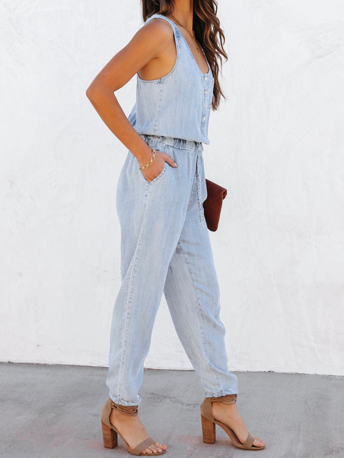 Ärmelloser Jumpsuit mit Kordelzug in der Taille