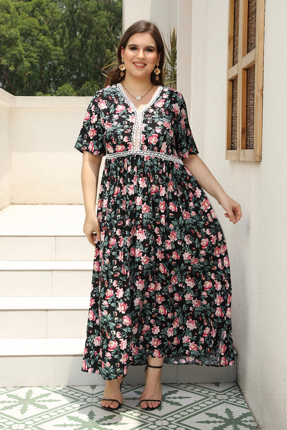 Maxikleid mit V-Ausschnitt und Blumenmuster in Übergröße