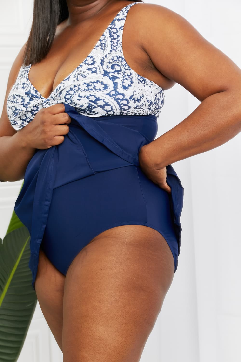 Marina West Swim – Großes, „Sail With Me“-Badekleid mit V-Ausschnitt und Paisley-Muster in Marineblau