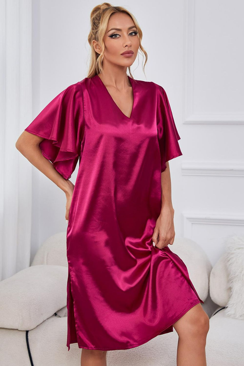 Nachtkleid aus Satin mit Flatterärmeln, Seitenschlitz und V-Ausschnitt