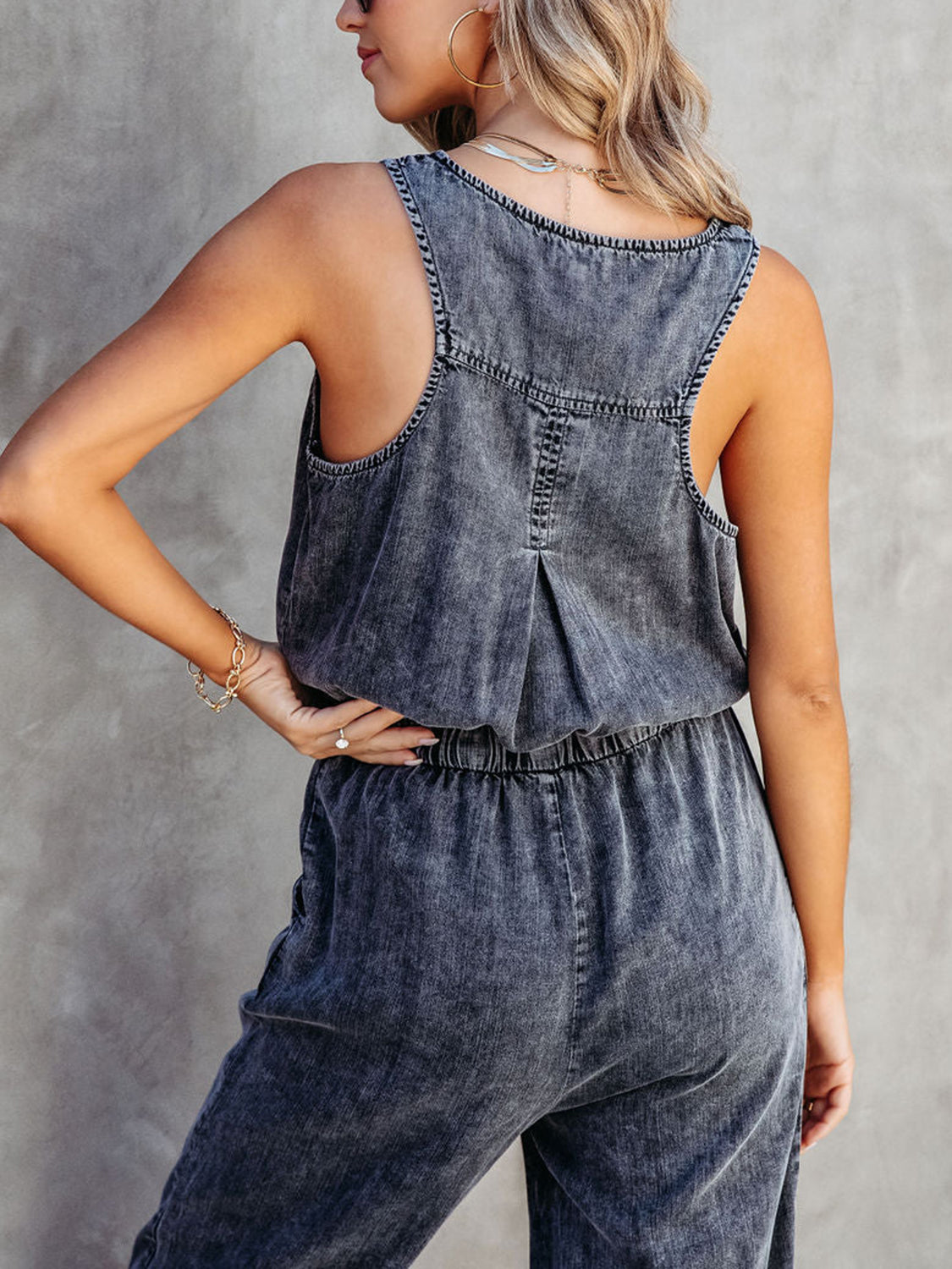 Ärmelloser Jumpsuit mit Kordelzug in der Taille