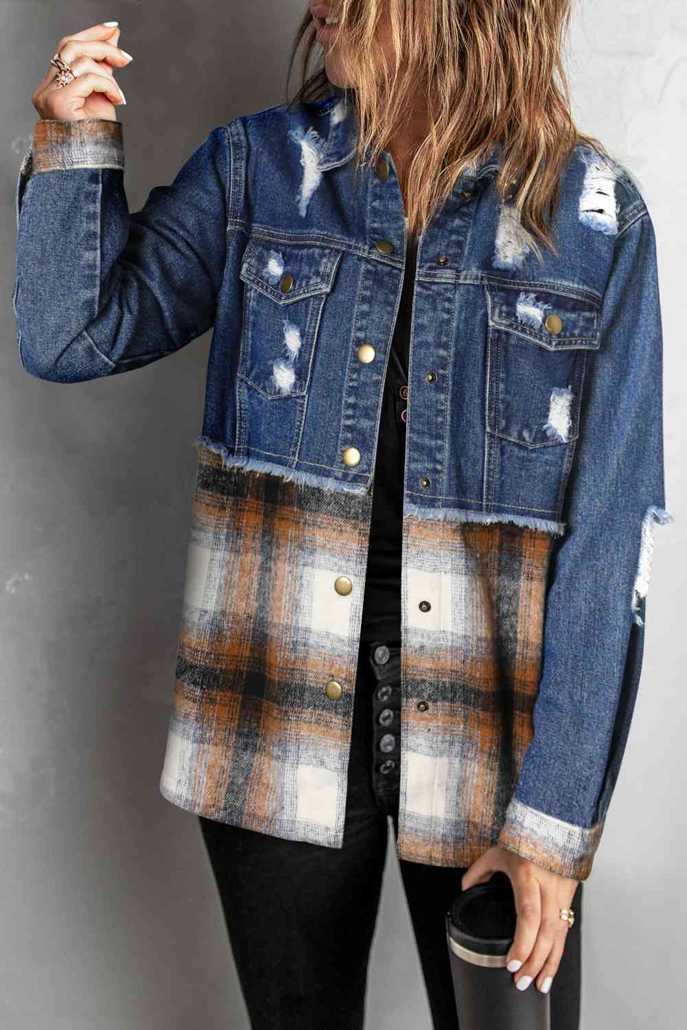 Karierte Distressed-Jeansjacke mit unversäubertem Saum und Druckknöpfen