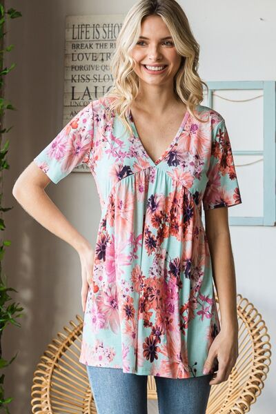 Heimish Babydoll-Bluse mit V-Ausschnitt und kurzen Ärmeln in voller Größe