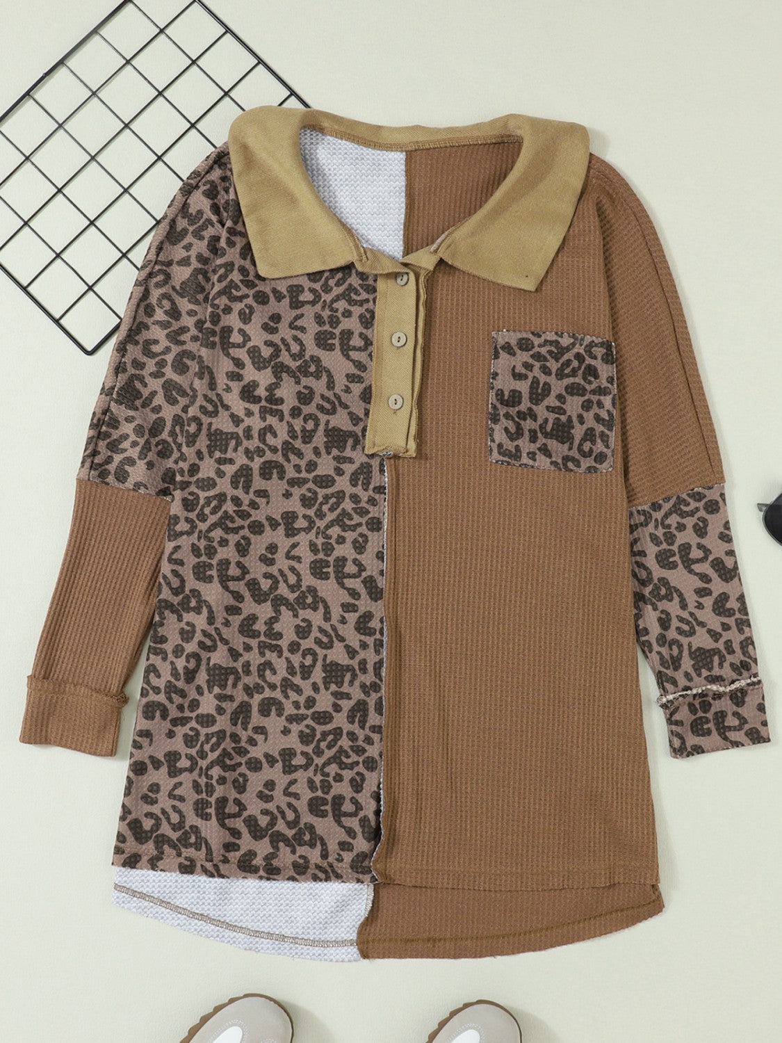 Bluse mit Leoparden-Kragen und halbhohem Knopf