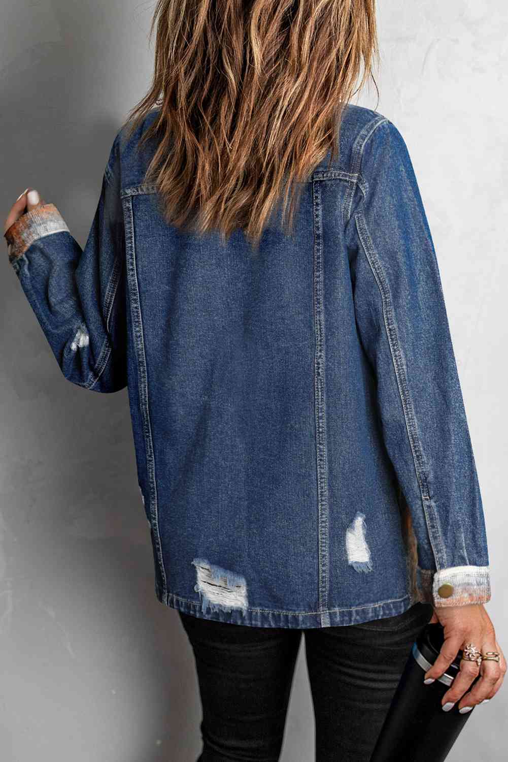 Karierte Distressed-Jeansjacke mit unversäubertem Saum und Druckknöpfen