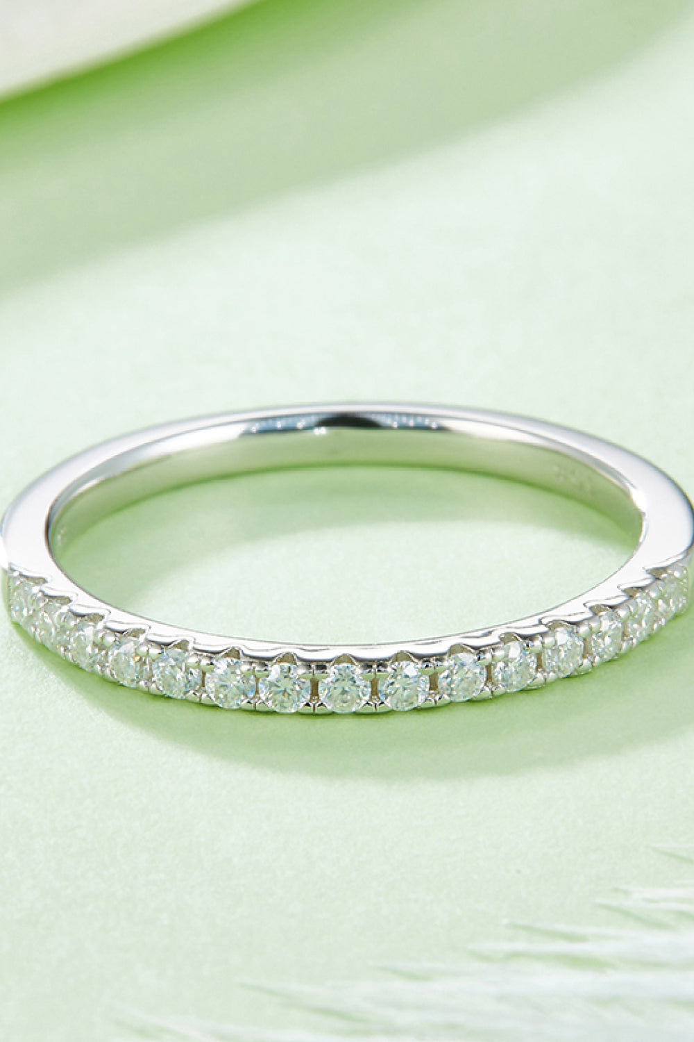 Platinierter Halb-Eternity-Ring mit Moissanit