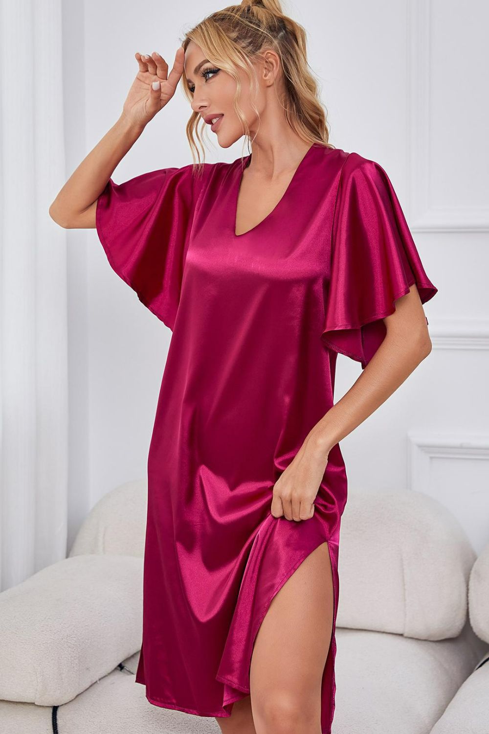 Nachtkleid aus Satin mit Flatterärmeln, Seitenschlitz und V-Ausschnitt