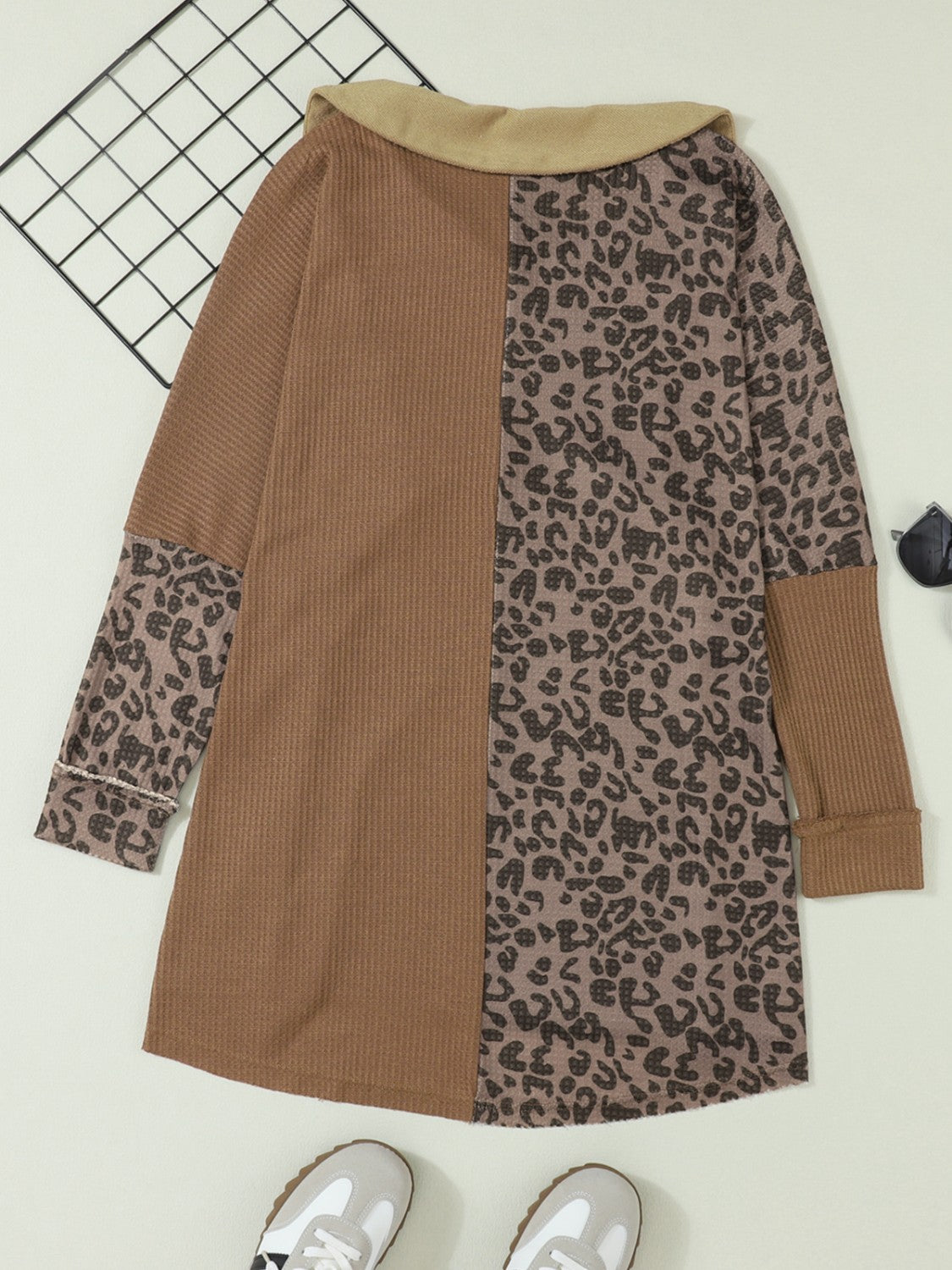 Bluse mit Leoparden-Kragen und halbhohem Knopf