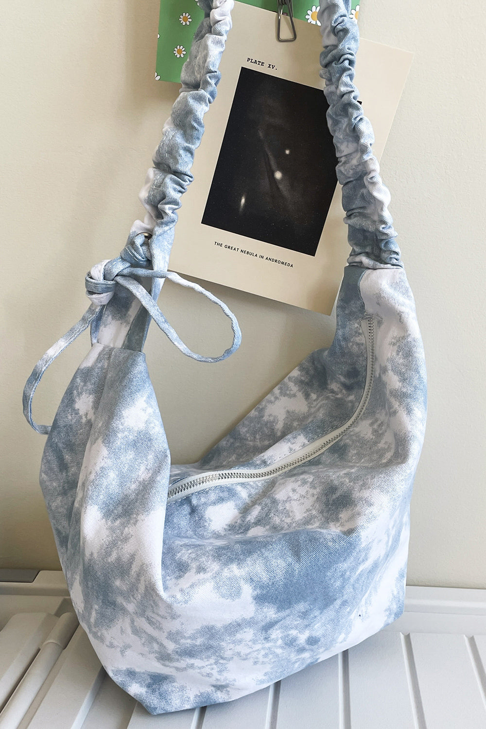 Schultertasche aus Canvas mit Batikmuster