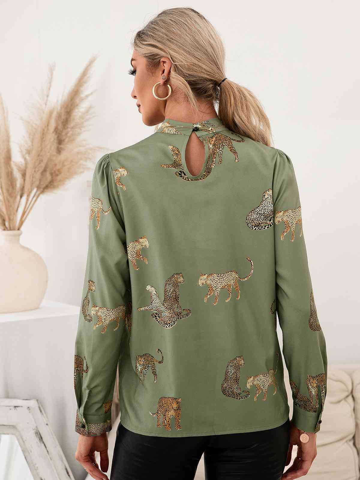 Bluse mit Stehkragen, Puffärmeln und Leopardenmuster