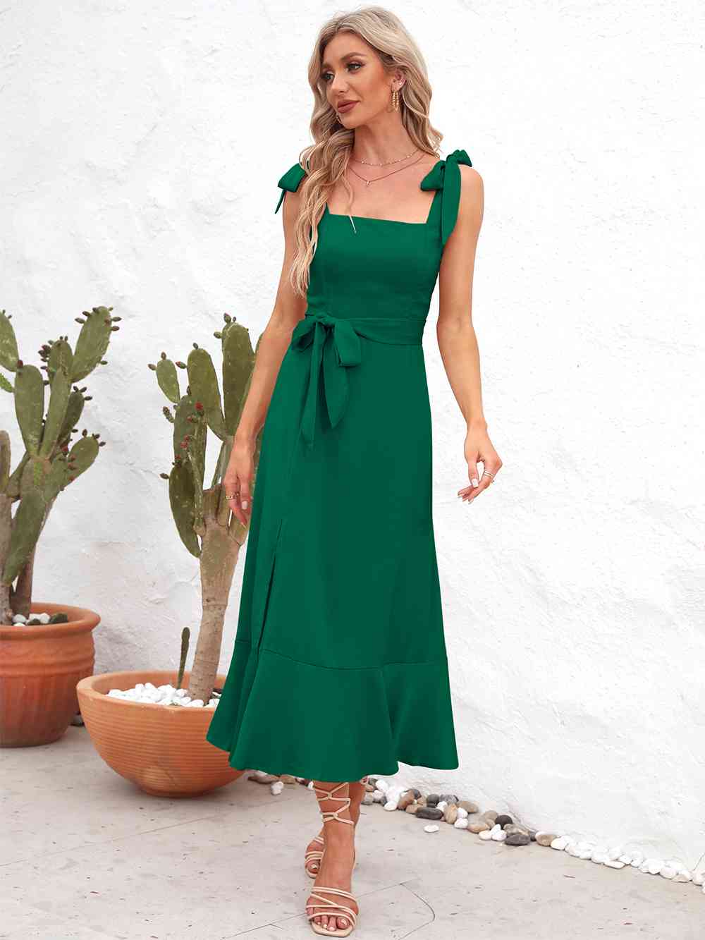 Vestido midi con tirantes y cuello cuadrado