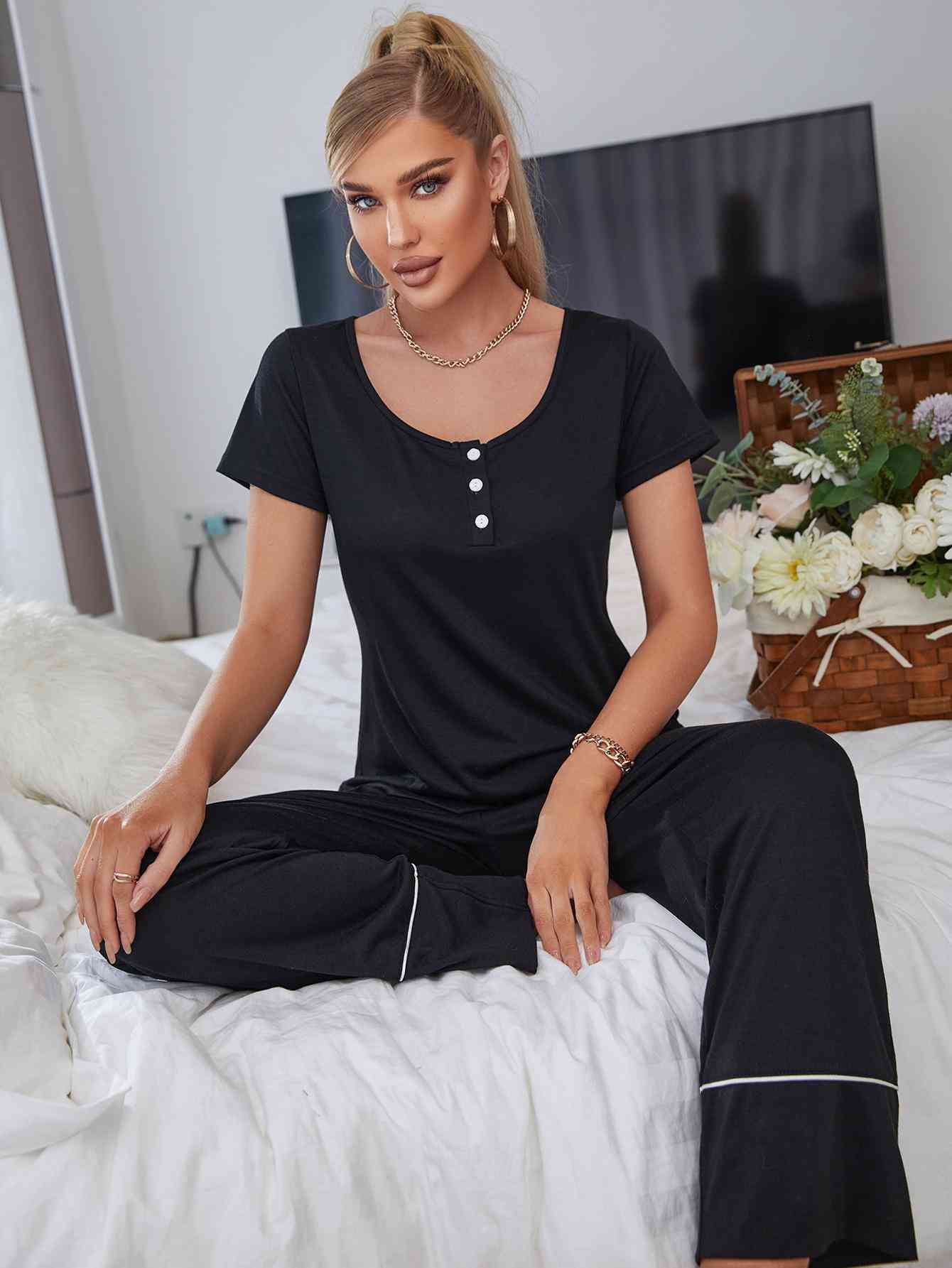 Lounge-Set aus Oberteil mit U-Ausschnitt und Hose mit elastischem Bund