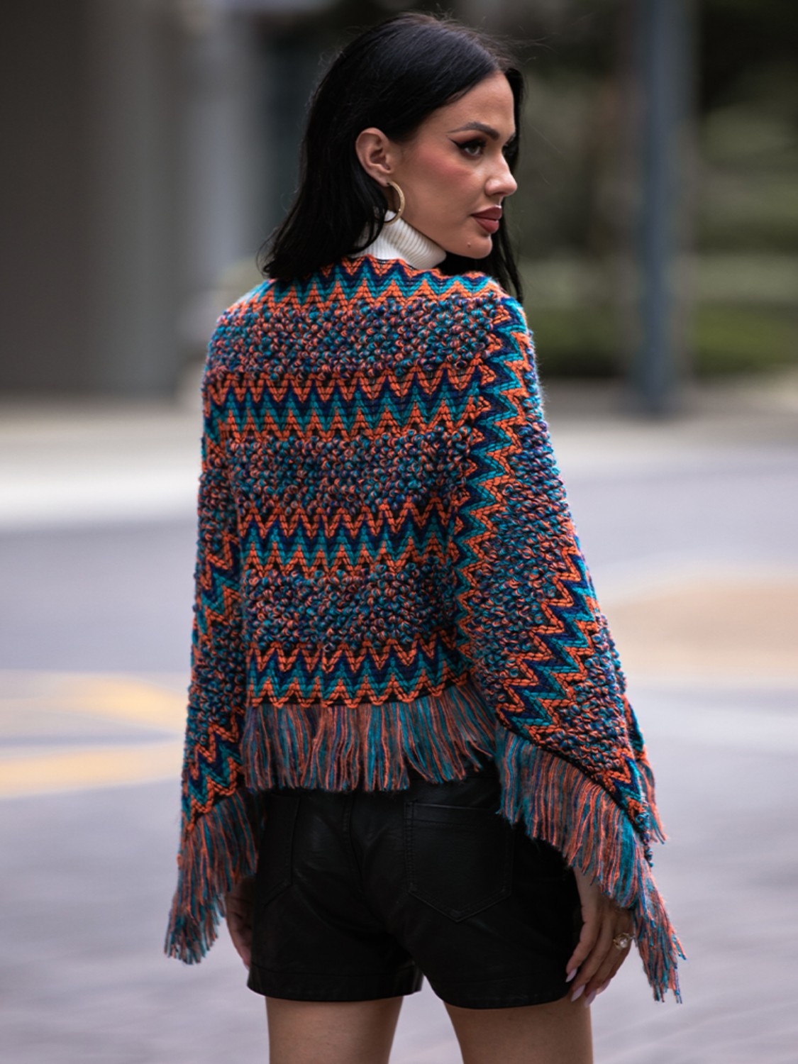 Poncho con cuello barco y dobladillo con flecos