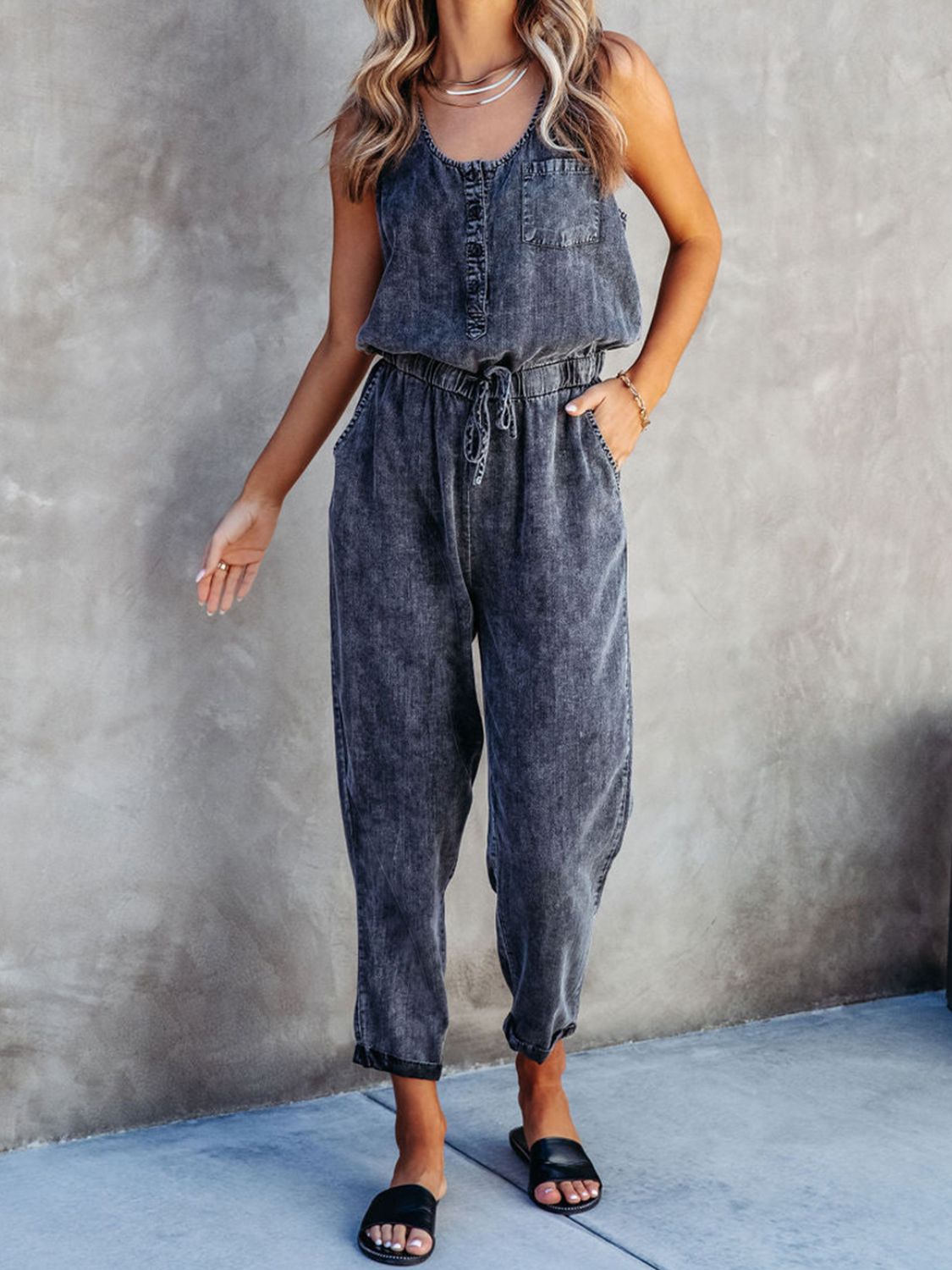 Ärmelloser Jumpsuit mit Kordelzug in der Taille