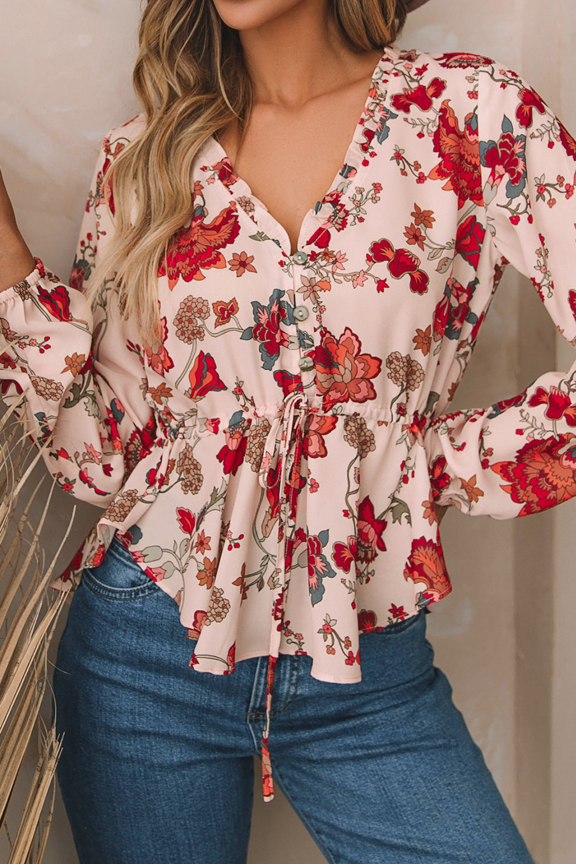 Bluse mit V-Ausschnitt, Kordelzug und Schößchen und Blumenmuster