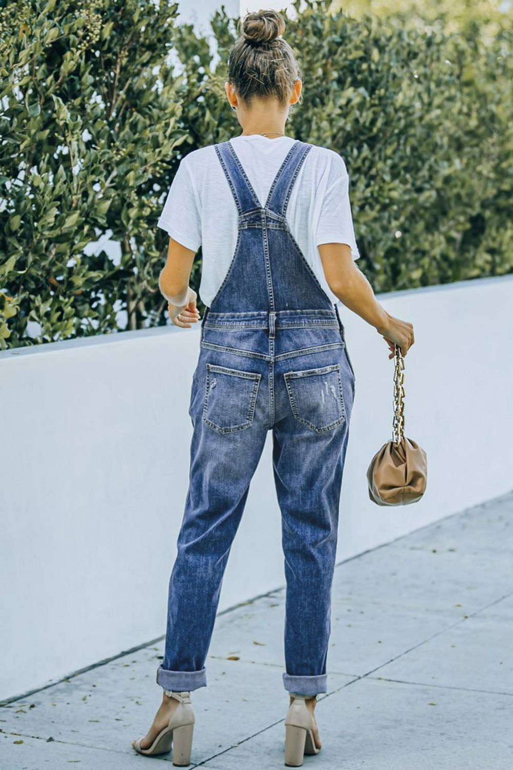 Distressed-Jeans-Latzhose mit Taschen