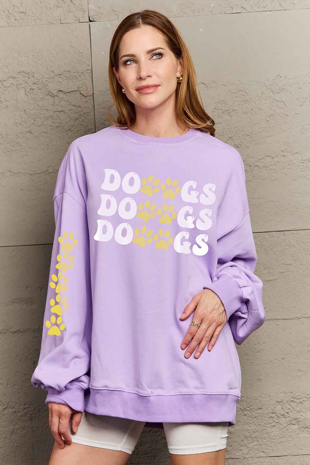 Simply Love – Simply Love – Sweatshirt mit Rundhalsausschnitt und überschnittenen Schultern und DOGS-Grafik in voller Größe