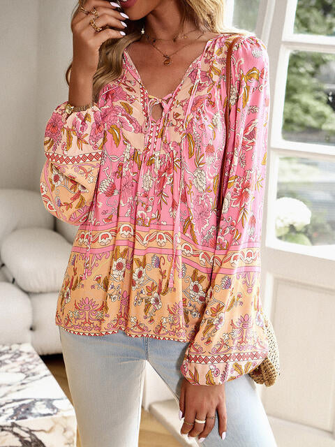 Bluse mit Blumenmuster, Bindeband am Kragen und Puffärmeln