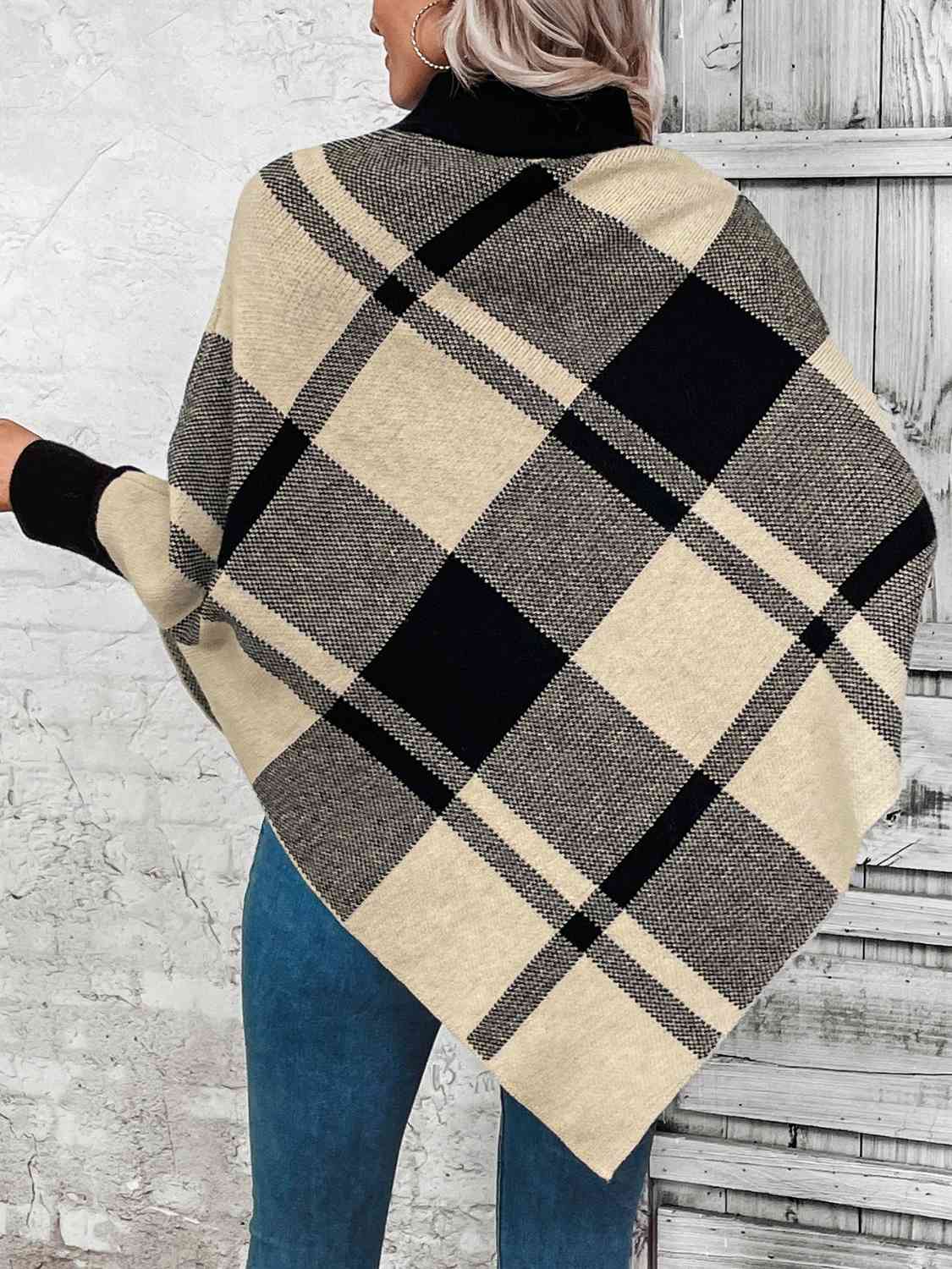 Karierter Rollkragenponcho