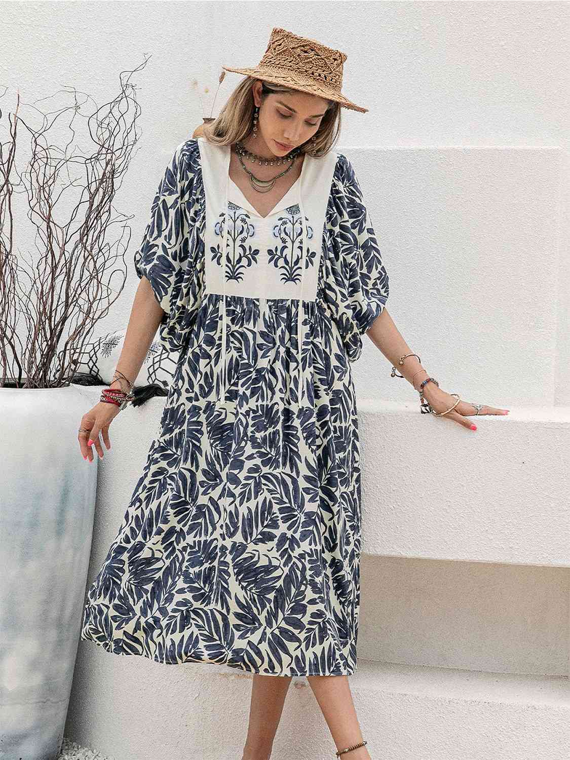 Vestido midi estampado con lazo en el cuello