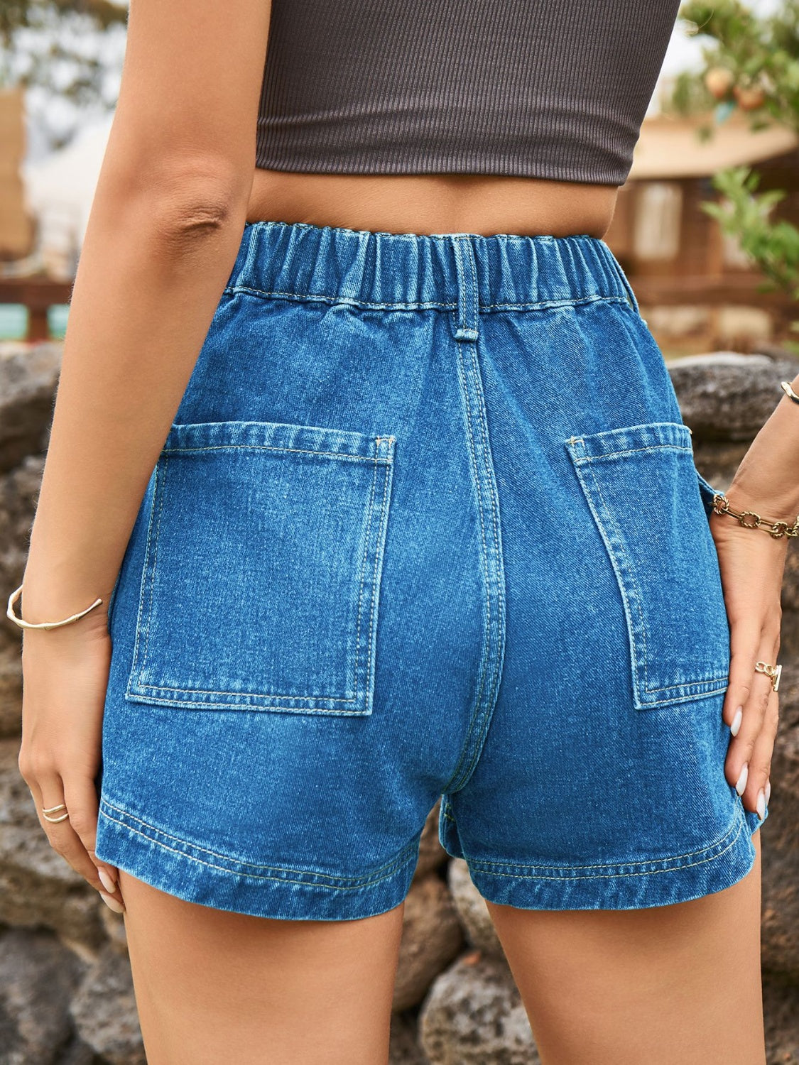 Jeansshorts mit hoher Taille und Taschen