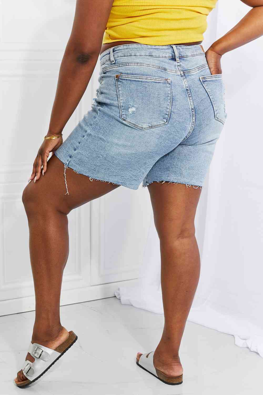 Judy Blue – Hallie – Mittellange Jeansshorts mit Patch