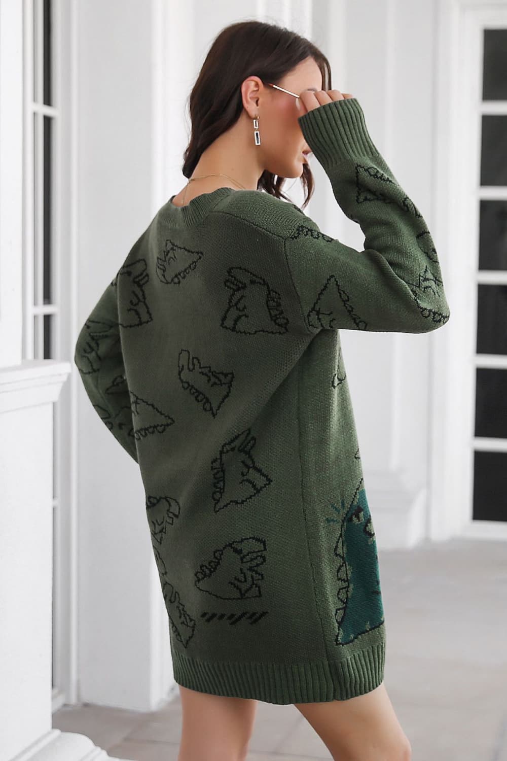 Pulloverkleid mit V-Ausschnitt und Dinosaurier-Muster