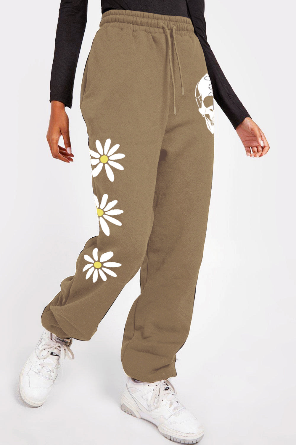 Simply Love – Simply Love – Lange Jogginghose mit Blumen- und Totenkopf-Grafik und Kordelzug in voller Größe