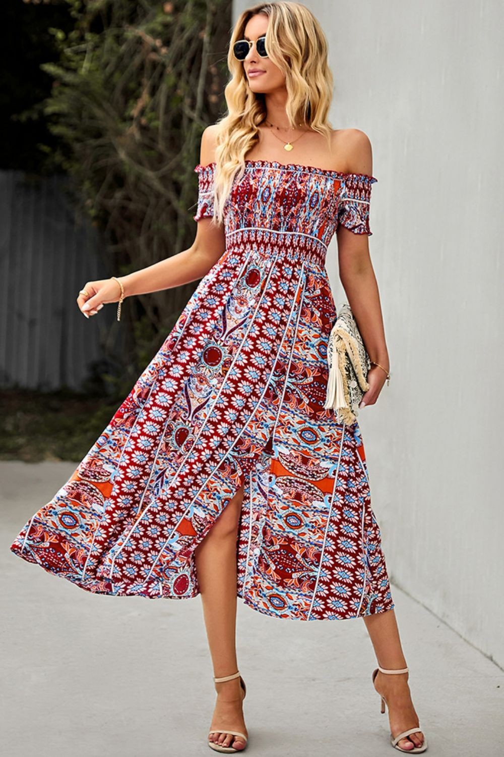 Bohemian-Kleid mit schulterfreiem Schlitz und Rüschenbesatz