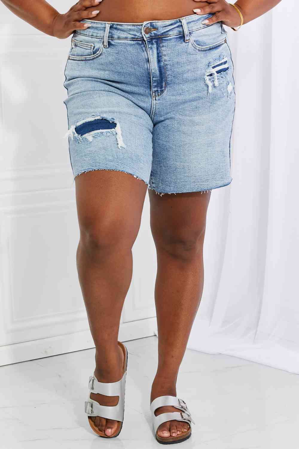 Judy Blue – Hallie – Mittellange Jeansshorts mit Patch