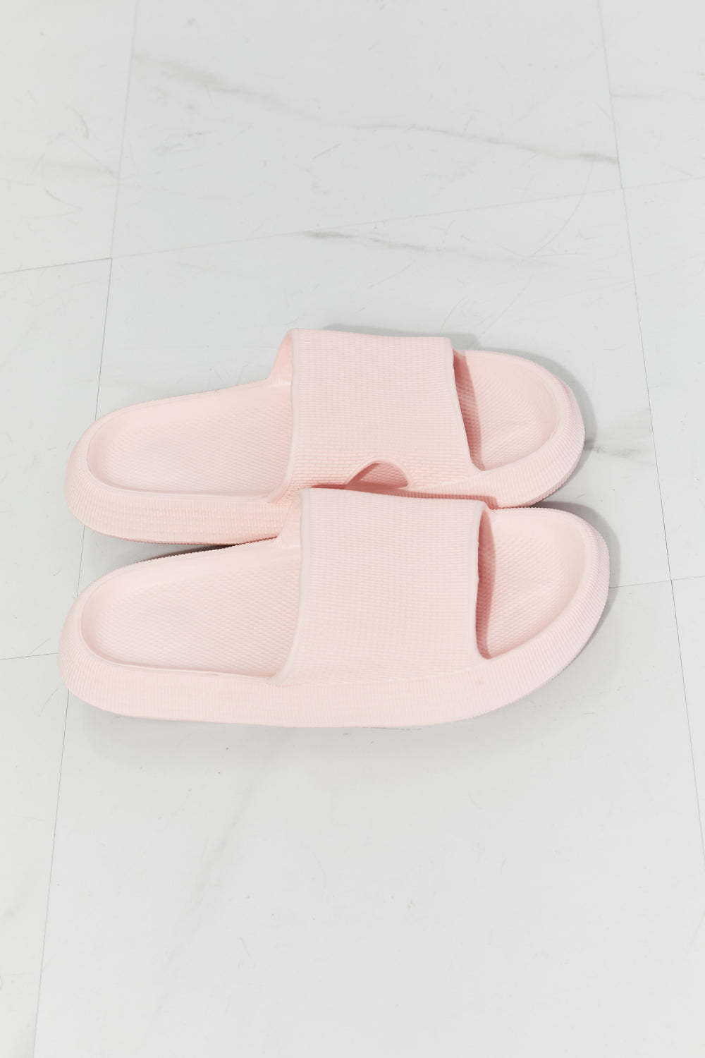 Chanclas con puntera abierta en rosa Arms Around Me de MMShoes